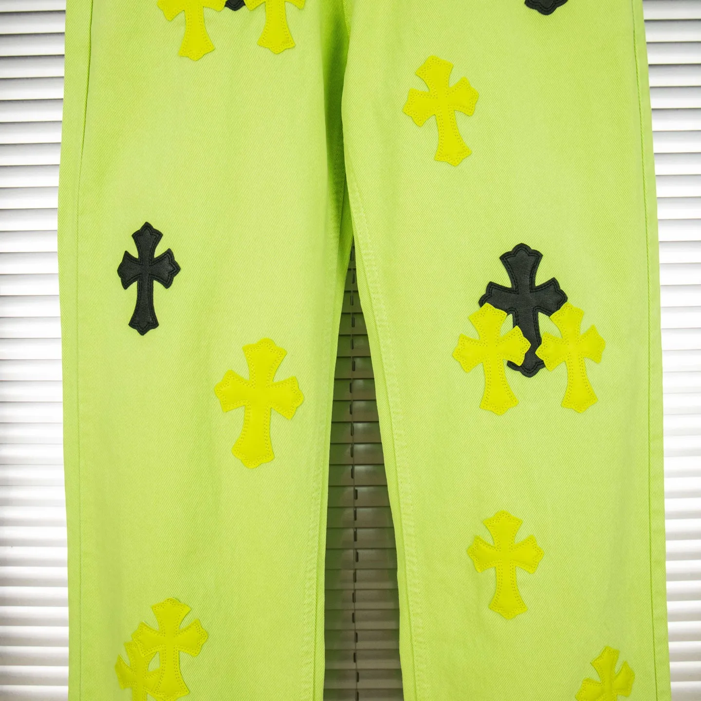 P250 Chrome Hearts dopamine green denim and black and yellow leather couple jeans are a hot trend this season and are sought after by countless celebrities and fashionistas. The neat details of the cutting process add color to the playful fashion! The neat and meticulous design, and the well-fitting structure is unique. The upper body not only has outstanding recognition, but also looks younger and younger. A style with the ultimate wearing meaning and performance, gorgeous color matching, and the craftsmanship of this style is also extremely extraordinary. After the finished product is washed, it is disassembled and hand-made with sheepskin cross leather and then spliced ​​together to complete. The whole piece has too many craftsmanship to describe. It is decorated with patchwork cross flowers and high-waisted washed jeans! ! Absolutely high-end luxury product, a god-level single product, a super popular product, made by top heavy industry, a magic weapon that cannot be missed to hit the streets. Style number: 1829# Size: 28 30 32 34 Color: green